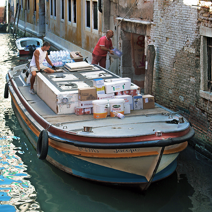 Momenti veneziani 87 . Sacrico merci.jpg